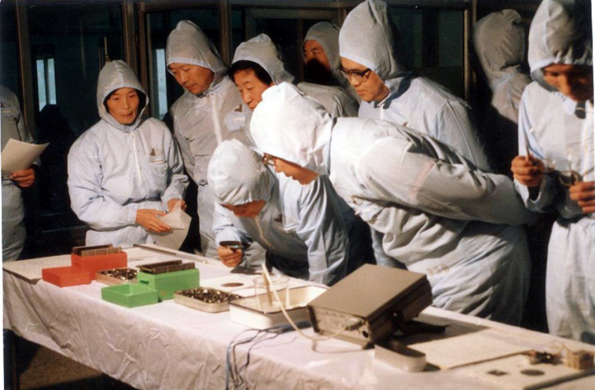 1988年赌场模拟器电脑版副院长胡启恒视察微电子中心