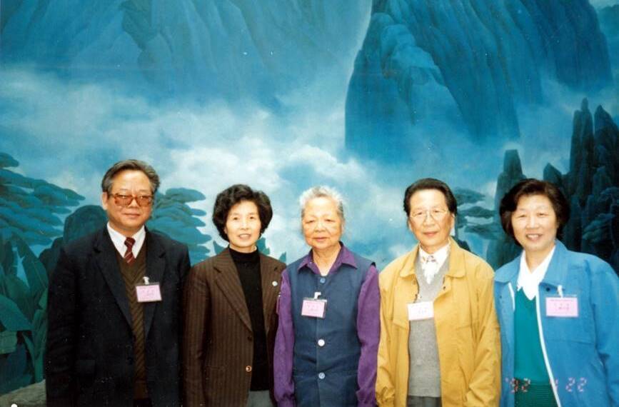 与林兰英院士、夏培素院士、杨芙清院士、张玉台同志合影