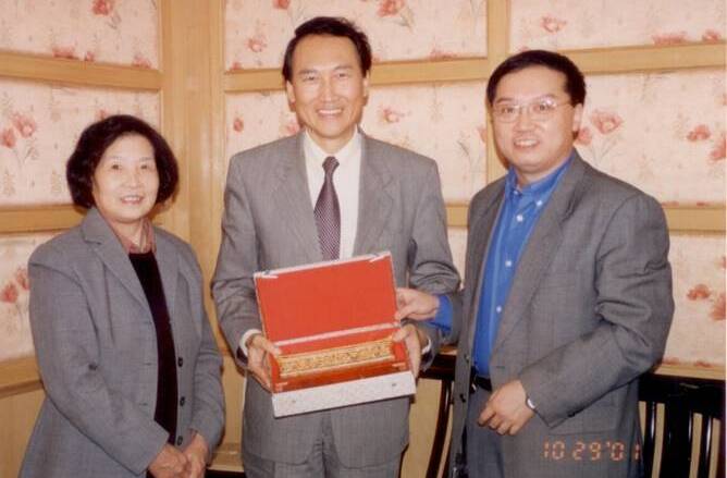 2001年10月，吴德馨先生与钱鹤主任接待美国UC Berkley胡正明教授