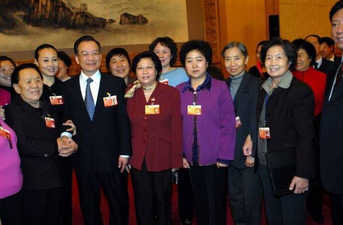 2003年10月，吴德馨先生参加第十届全国人大五次会议与温家宝总理合影